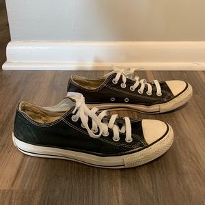 Women’s size 7 black low rise Converse